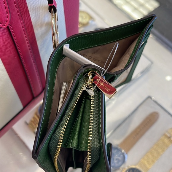 MICHAEL KORS
Medium Jet Set Travel Crossgrain Leather Bifold Zip Wallet
NWT - Picture 9 of 16